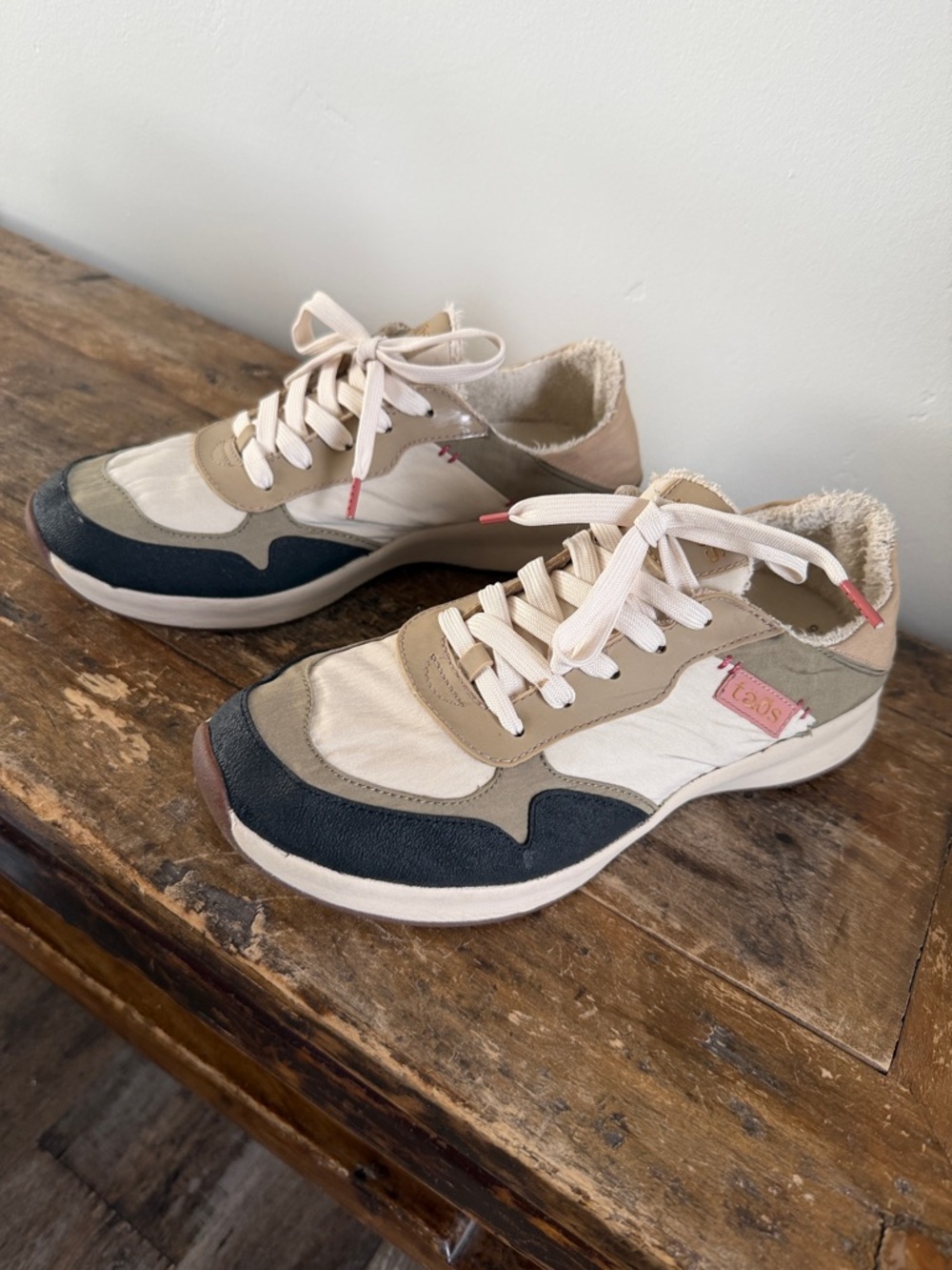 Taos Footwear Beige Black and Taupe Women's Athletic Sneakers Size 8.5